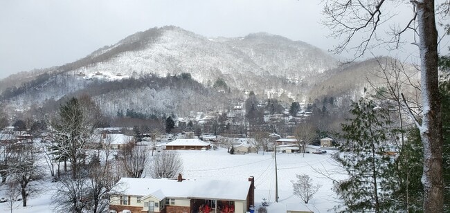 Building Photo - 7 Higel Ln