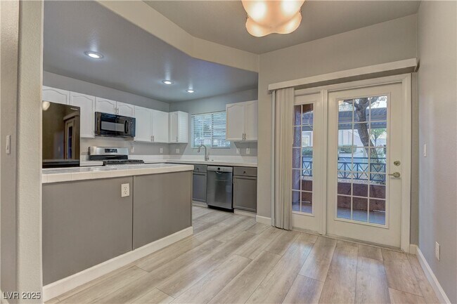 Building Photo - 10524 Autumn Pine Ave