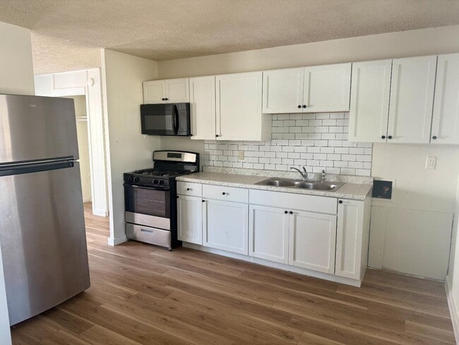 Building Photo - 1506 Crestview Dr