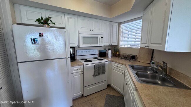 Building Photo - 1841 Island Club Dr