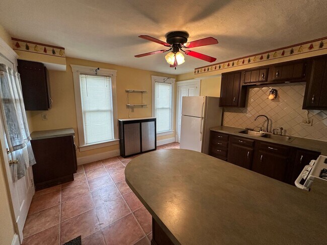 Building Photo - 554 Creedmore Ave