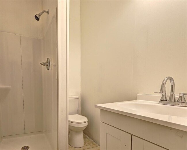 Building Photo - 2006 Pine Hill Dr