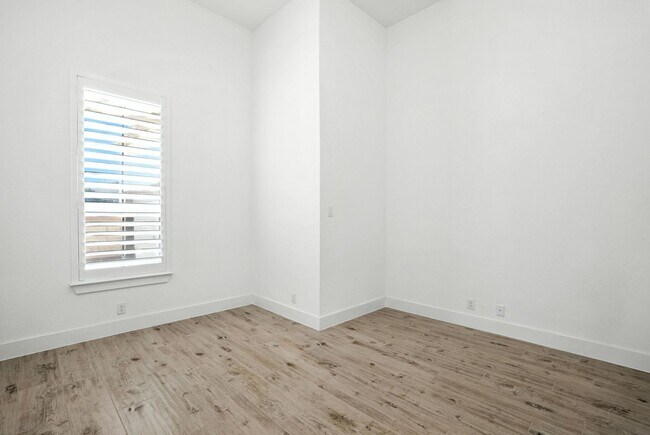 Building Photo - 220 Corazon