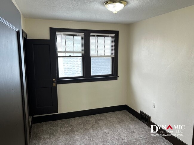 Building Photo - Upper Level 2 Bedroom, 1 Bathroom Duplex - Tenant Pays ALL Utilities