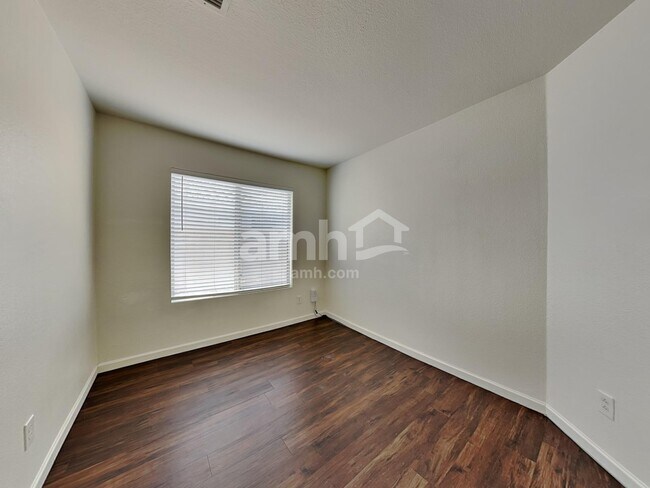 Building Photo - 1272 W Lark Dr