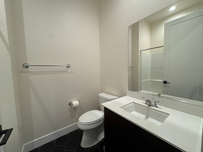 Building Photo - Gorgeous 3 bed / 3 bath home with upgrades...