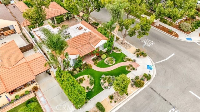 Building Photo - 546 S Beachwood Dr
