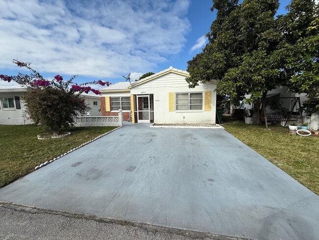 Building Photo - 6805 NW 75th Dr