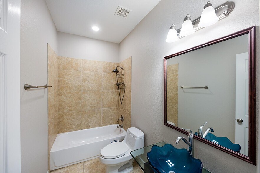 Building Photo - Stylish M Streets townhouse with modern interior & fenced yard