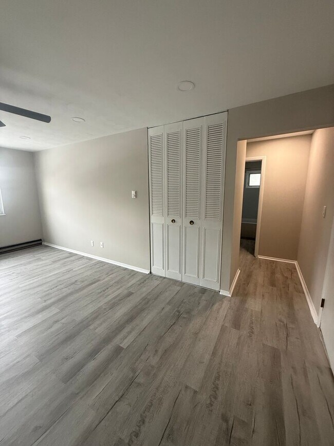 Building Photo - One bedroom upstairs apartment for rent