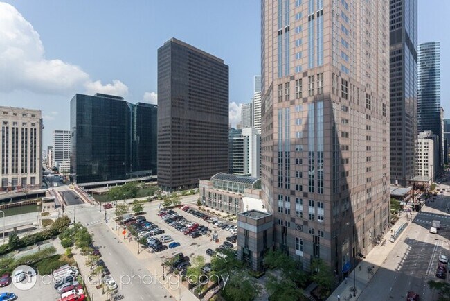 Building Photo - 245 W Van Buren St