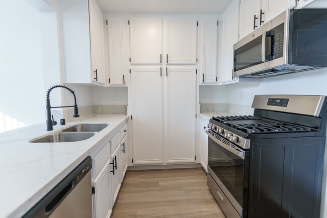 Interior Photo - 315 South Virgil Ave
