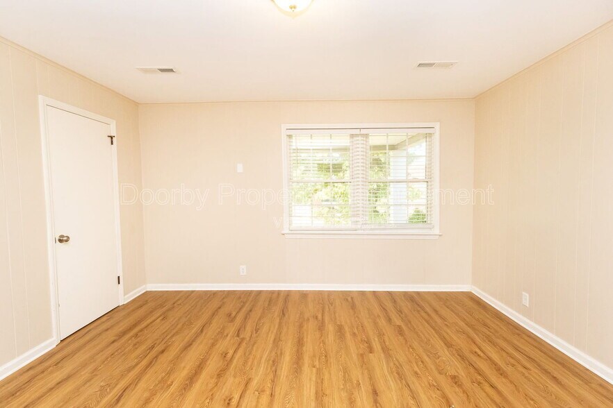 Building Photo - 207 Memorial Dr