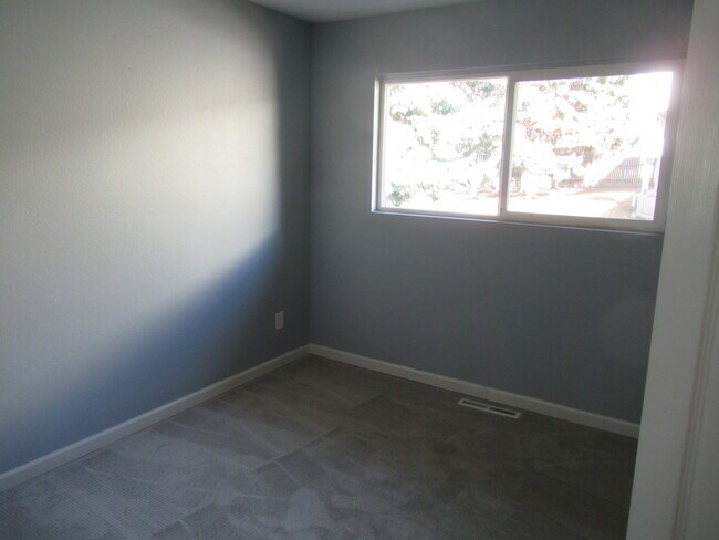 Building Photo - 1410 Auburn Dr