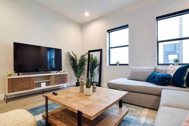 Building Photo - 1332 W Gray St