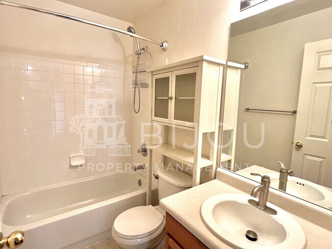 Building Photo - 3739 Range Dr