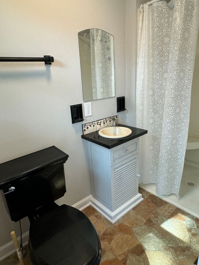 Building Photo - 3 Bedroom 2 Bathroom Single Family Home in Upper Arlington