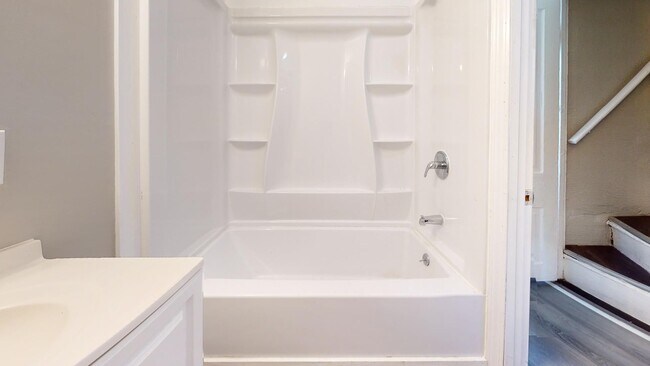 Building Photo - Clark/Fulton - 4 bed/1 bath - Single Family Home