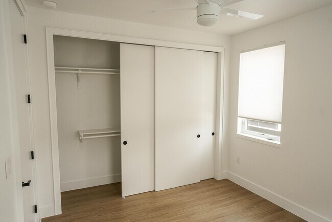 Building Photo - Modern East Austin 2/2 Condo Available Now!