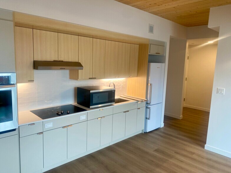 Building Photo - 154 Broadway