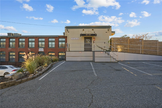 Building Photo - 1117 Douglas Ave