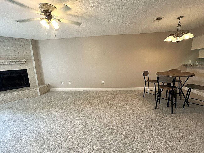 Building Photo - Conveniently Located Humble Townhome