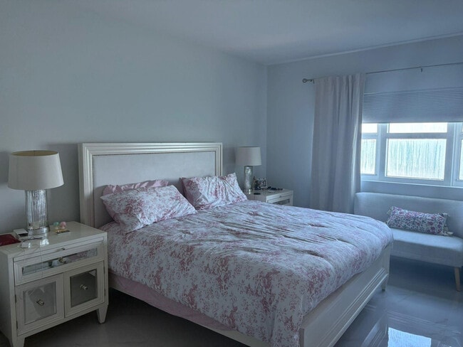 Building Photo - 2650 Lake Shore Dr