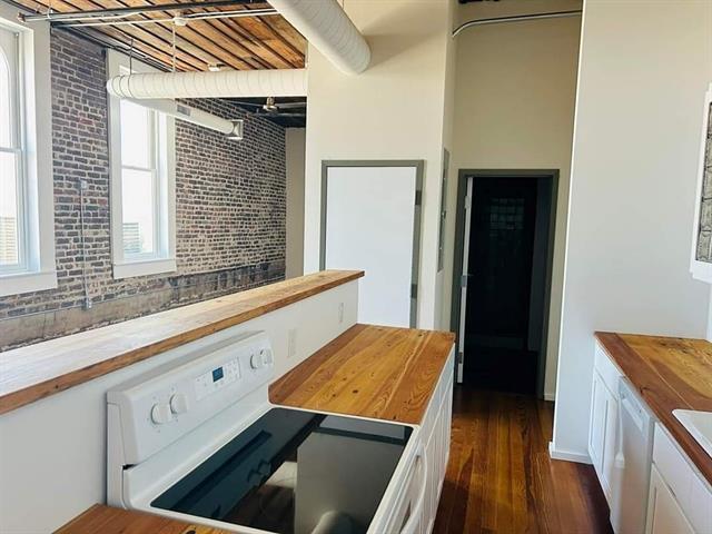 Primary Photo - 201 E Chambers St