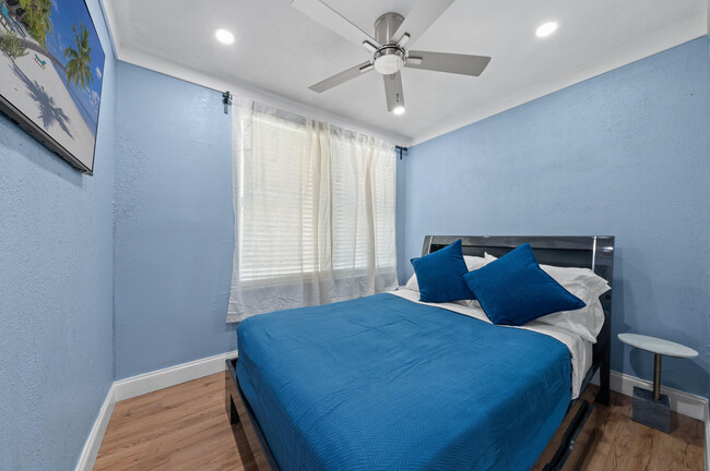Building Photo - 420 Avenida Alegre