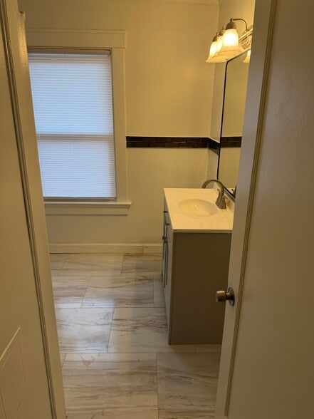 Building Photo - 732 Rockford Ave