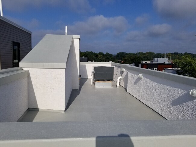 Building Photo - 1245 N Myrtlewood St