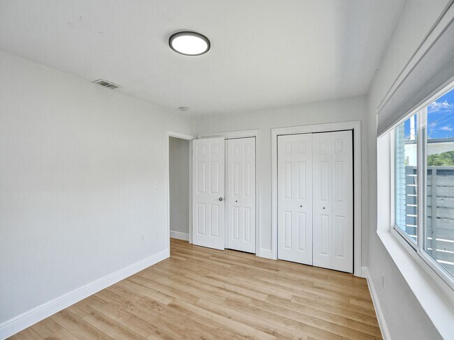 Building Photo - 1713 NE 15th Ave