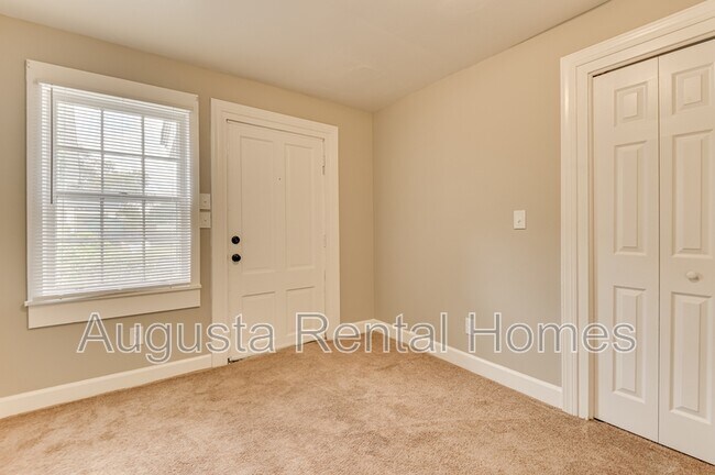Building Photo - 515 3rd St