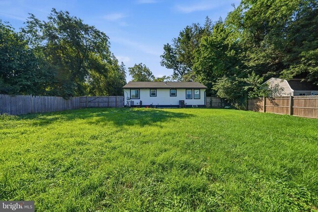 Building Photo - 409 River Rd