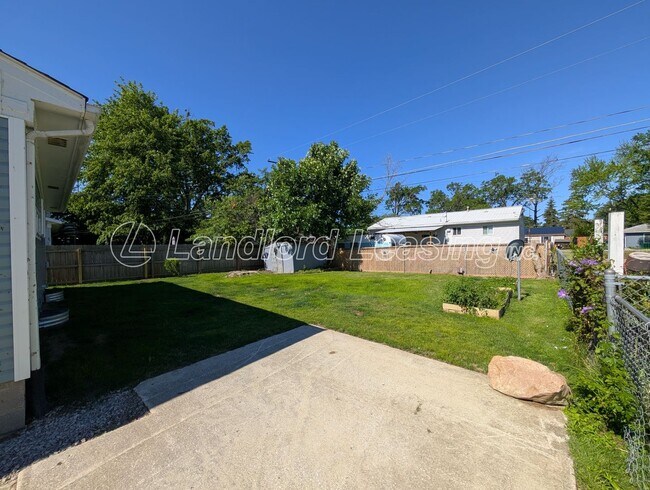 Building Photo - Updated Vermilion Ranch with Full Basement