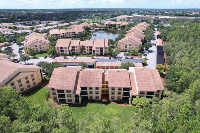 Building Photo - ** FAIRWAY PRESERVE ** 3 BED / 2 BATH COND...