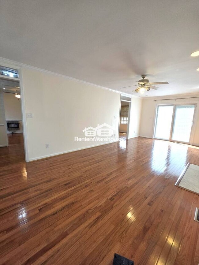 Building Photo - Lovely 3 bedroom, 2 1/2 Bath home in popul...