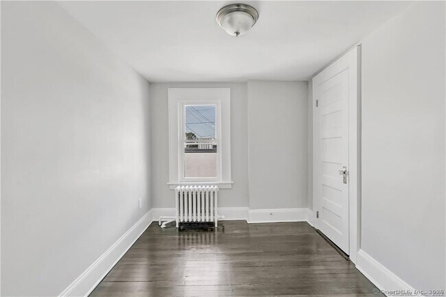 Building Photo - 2065 Barnum Ave