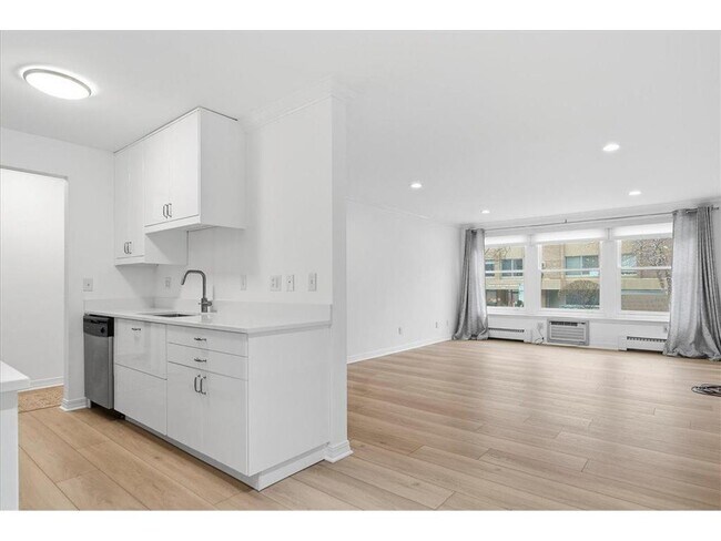 Building Photo - 821 Douglas Ave