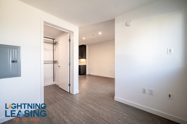 Building Photo - 1 Month FREE! Stunning Studio in North Hol...