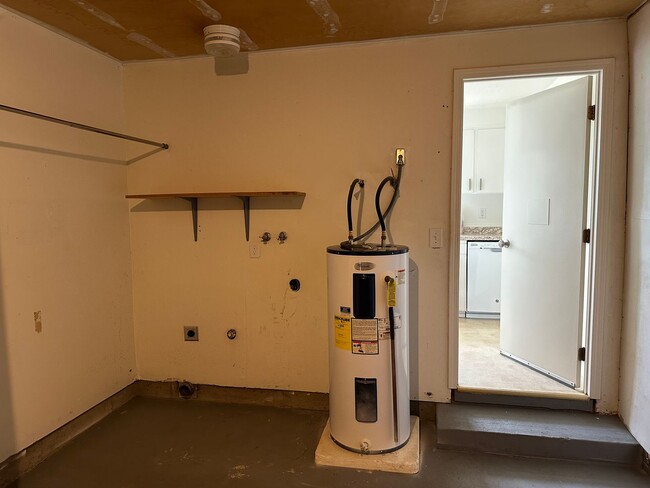 Building Photo - Updated 2 bed 1 bath dulpex in Springfield!