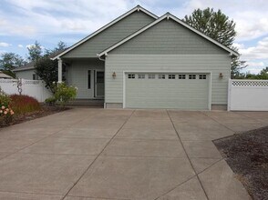 Building Photo - 3 Bedroom Home in North Albany!