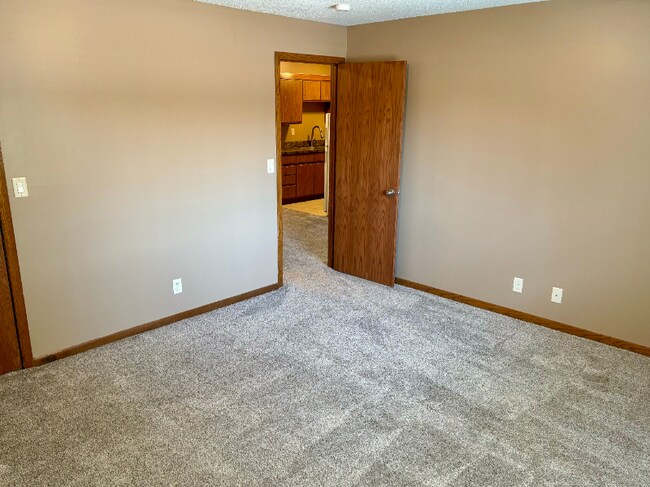 Building Photo - 5120 Emerald Dr