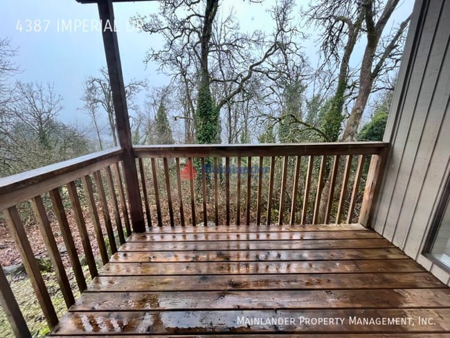 Building Photo - Spacious lower unit in refurbished duplex