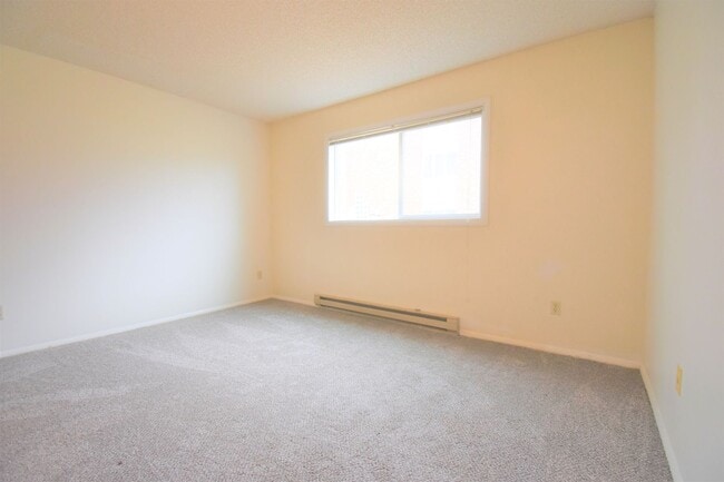 Building Photo - Great 2 bedroom one bath apartment. Close to MSU.
