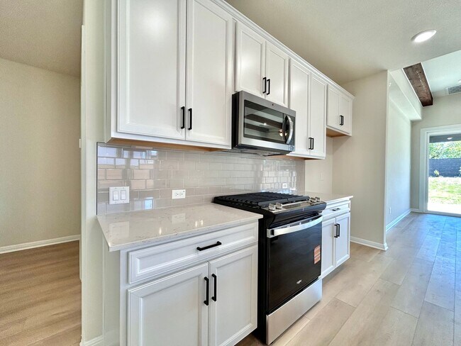 Building Photo - Spacious 4/BR 3/BA Home with Modern Upgrades in Leander