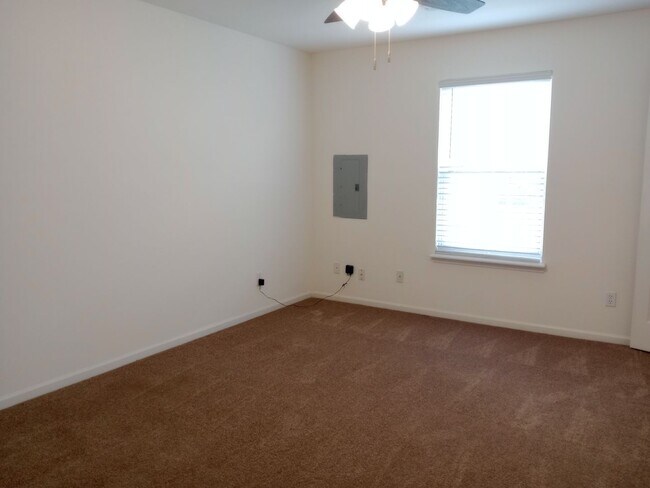 Building Photo - 1724-1726-1726 Louise Cir