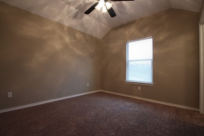 Building Photo - Tour Today! 2 Bed 1.5 Bath Townhome! Lindale ISD!