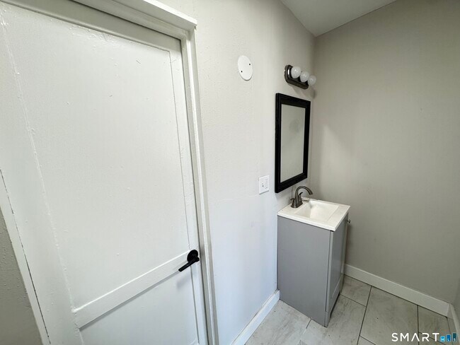 Building Photo - 137 Middletown Ave