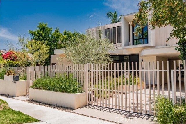 Building Photo - 9018 Dorrington Ave
